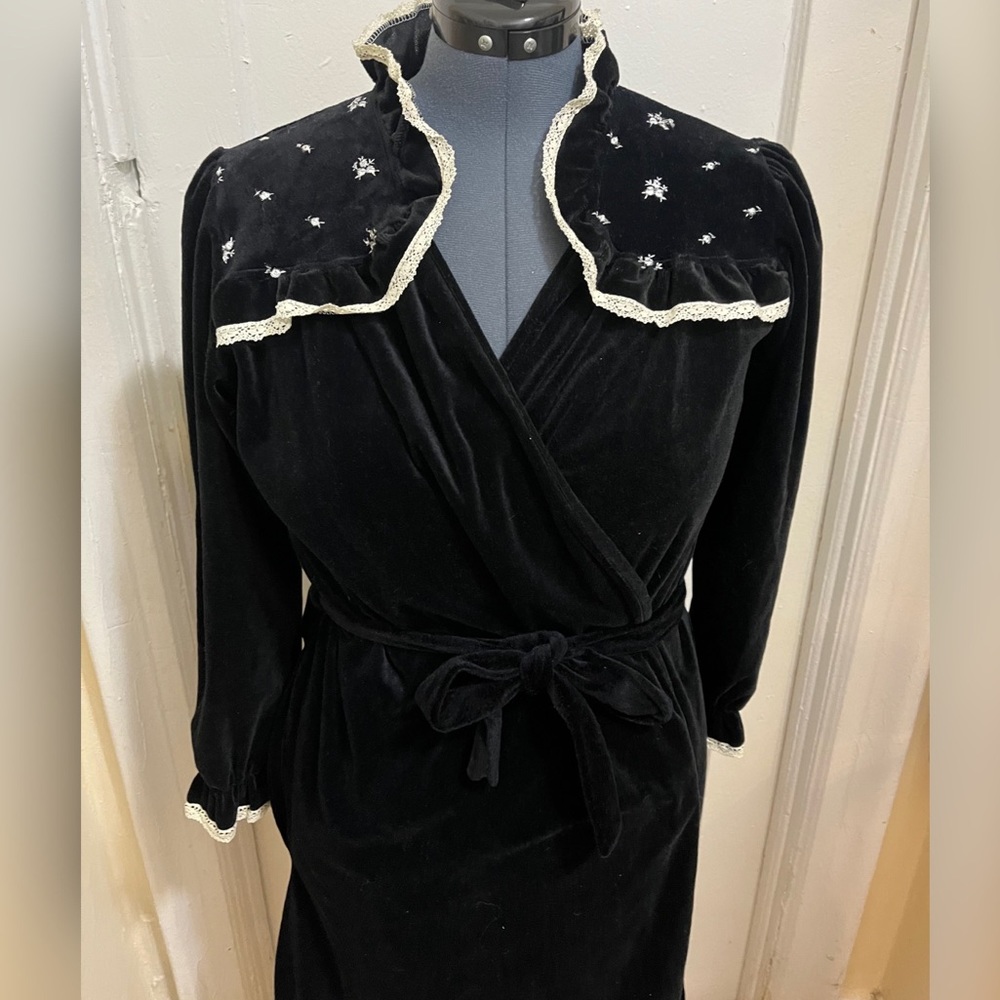 Elegant Black Velvet Robe with Star Embroidery
